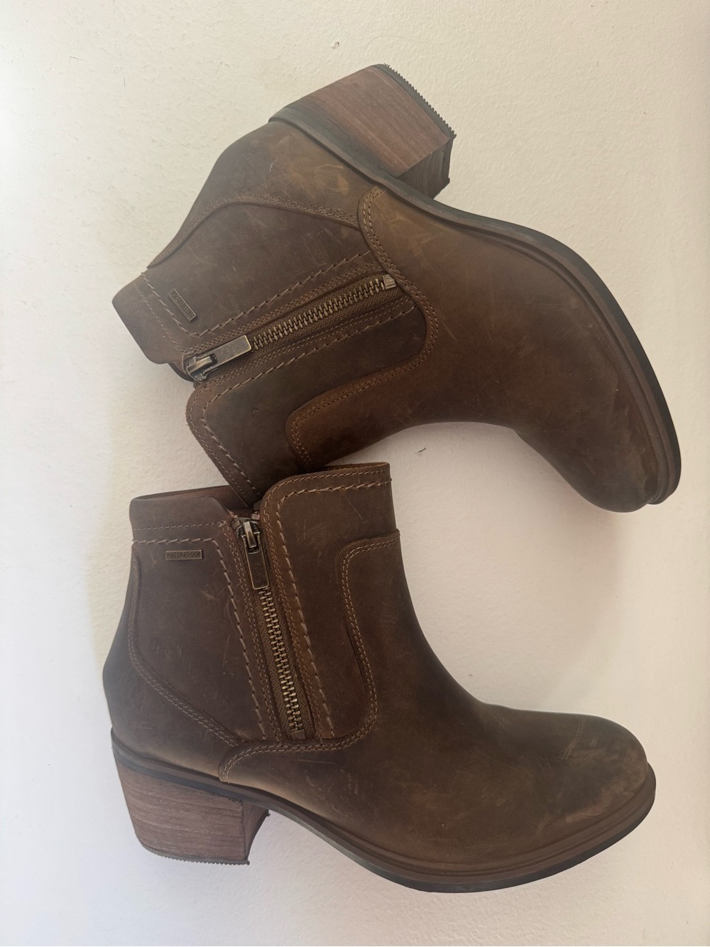 CLARKS women's neva zip boot in taupe leather size 8 US